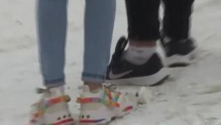 Cu gleznele la vedere sau cizme cu toc, unii români au încurcat pârtiile de schi cu podiumul de modă