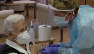 Uniți în fața bolii. Campania de vaccinare a început aproape simultan în Uniunea Europeană