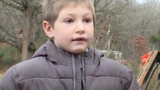 Un băiețel de doar 7 ani și-a riscat viața, intrând într-o casă cuprinsă de flăcări, pentru a-și salva sora mai mică