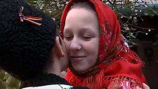 Vâscul, planta miraculoasă încărcată de tradiție. În Mureș, băieții oferă vâsc fetei pe care o îndrăgește