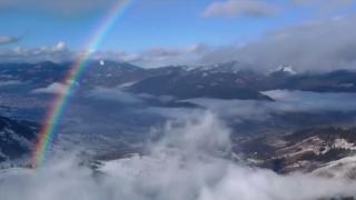 Curcubeu de iarnă surprins de un fotograf, în Bucovina. Așa ceva vezi doar o dată în viață!