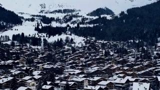 200 de britanici au fugit din izolare, peste noapte, dintr-o stațiune de lux din Elveția. ”Nu are niciun rost să fii aici”