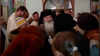 ÎPS Teodosie, botez cu biserica plină și credincioși fără mască, în Argeș