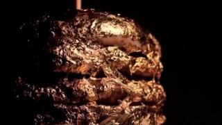 Burger cu slănină și aur de 24 de carate, delicatesa excentrică pe masa clienților unui restaurant din Columbia