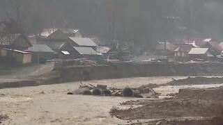 Izolați de sărbători, după ploile abundente. Inundațiile au făcut ravagii în trei sate din Buzău