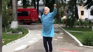 Bunicul din Gorj care a jucat sârba la spital, de bucurie că a scăpat de Covid-19, va scrie o carte