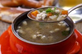 Remedii pentru mahmureală - ciorba acră și zeama de varză