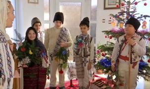 În Gorj, copiii au mers la colindat în prima zi din noul an cu sorcove pe care le-au făcut singuri