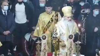 ÎPS Teodosie continuă să slujească după propriile reguli. Fără mască și înconjurat de zeci de enoriași a oficiat slujba de Anul Nou