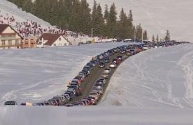 Marea evadare din pandemie, bară la bară și umăr la umăr. Turiștii au dat testul răbdării în a doua zi din an