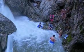 Distracţia e în toi la munte. Turiștii au făcut baie în apa rece ca gheaţa și s-au plimbat cu ATV-urile