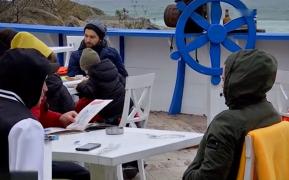 Zi plină la cherhanalele din Constanţa. Turiștii au îndurat briza rece ca să se răsfeţe cu o masă de peşte