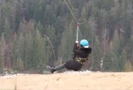 Curajul se testează la înălțime. Zeci de turiști au ales tiroliana din Pasul Ciumârna pentru o porție zdravănă de adrenalină