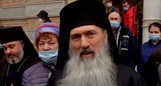 ÎPS Teodosie a făcut iar slujbă cu dezlegare de la reguli, în Constanța. Credincioșii, umăr la umăr, unii fără măști