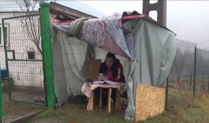 Denisa învaţă într-o baracă, în faţa casei, pe ploaie și frig. Doar acolo are semnal pentru orele online