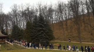 Mii de pelerini surprinşi la coadă, la mormântul lui Arsenie Boca