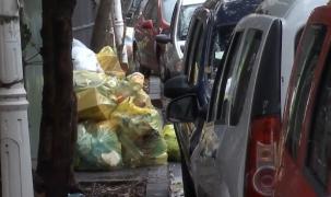 Într-un sector din Bucureşti, gunoiul nu a mai fost ridicat de pe stradă de la Crăciun