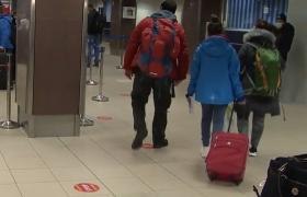 Zeci de români au rămas blocaţi în Marea Britanie, după ce nu au mai reuşit să facă testul Covid