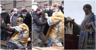 ÎPS Teodosie s-a împiedicat şi a căzut la slujba de sfinţire a apei de Bobotează