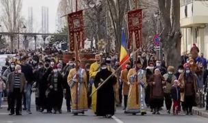 Îmbulzeală la slujba de Bobotează. Lumea s-a îmbulzit să ia aghiazmă uitând de distanţare