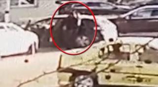 Femeie sechestrată în văzul lumii, la Constanţa. Scena a fost filmată de camerele de supraveghere