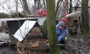 Ovidiu locuiește într-o casă sărăcăcioasă cu părinții și cele 2 surori. Băiețelul și-a construit singur din pământ și crengi căsuța în care ar vrea să locuiască