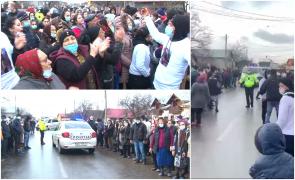 Înmormântare cu mascaţi în Prahova. Familia celui decedat, dar şi sute de localnici au protestat că presupusul criminal e liber