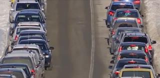 Traficul spre staţiunea Rânca ar putea fi restricţionat, din cauza numărului mare de turişti