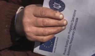 Carduri pentru masă caldă oferite bătrânilor. Oamenii nu ştiu cum să le folosească şi nici nu au unde