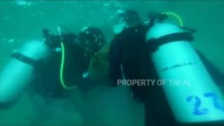 Imagini din adâncul mării, din locul unde s-a prăbuşit avionul indonezian. Scafandrii adună ce a mai rămas din avion