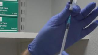 Vaccinul gripal este gratis, dar oamenii nu se înghesuie să îl facă. Serul a ajuns cu întârziere în cabinetele medicilor de familie