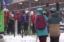 Aglomeraţie pe pârtiile din masivul Postăvarul. Condiţiile excelente pentru schi i-au scos din casă pe români