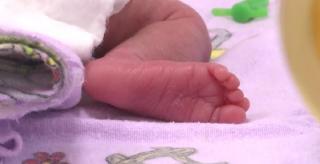 O fetiţă abia născută, în Slatina, a murit după 12 ore de chin. Prea târziu s-a găsit loc pentru ea, într-un spital din Capitală