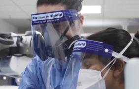 O româncă din Marea Britanie este prima pacientă care a primit un tratament experimental pentru Covid, pe bază de interferon