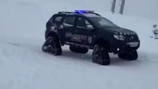 Duster pe șenile, vedeta jandarmilor de pe Muntele Mic