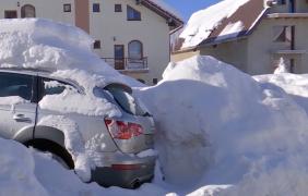 Nămeți de 3 metri în stațiunea Rânca. Proprietarii de cabane au săpat adevărate tranșee