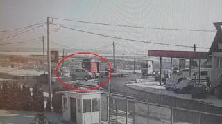 O mamă şi copilul ei de nici 2 ani au zburat cu tot cu banchetă prin uşa dubei, după impactul cu un TIR, în Dâmboviţa