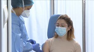 A doua doză de vaccin, un pas spre normalitate. Aproape 900 de medici și asistente au primit astăzi rapelul