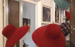 Pălăriile, piesa de rezistenţă în 2021. Culorile galben şi gri, în tendinţe