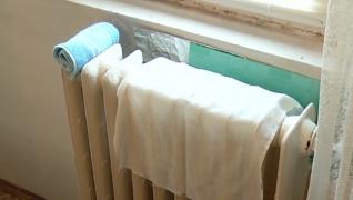 În cea mai geroasă perioadă din an, bucureştenii nu au apă caldă şi căldură. La spitalul Elias, pacienţii se încălzesc cu aeroterme