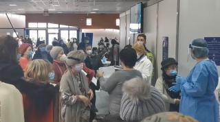 Vaccinarea anti-Covid de la Romexpo s-a blocat înainte să înceapă. Haos și scandal la imunizare, medicii au chemat poliția