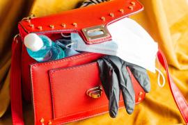 Geanta de pandemie: Constrânşi de restricţii sau de teama infectării, oamenii poartă la ei adevărate kit-uri sanitare