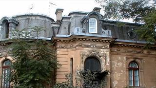 Bloc nou în locul unei case vechi de 100 de ani