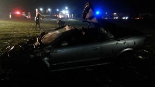 Patru tineri din Teleorman au zburat cu decapotabila de pe şosea: Pasagerii au fost pur şi simplu aruncaţi pe câmp