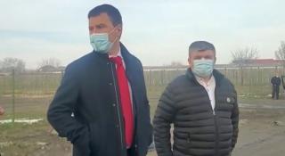 Culmea poluării: să arzi ilegal deşeuri de faţă cu ministrul Mediului. S-a întâmplat în Dolj, într-un sat îngropat în gunoaie