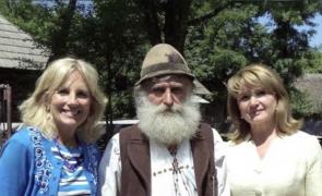 Un meşter opincar din Oltenia a impresionat-o pe Prima Doamnă a Statelor Unite ale Americii