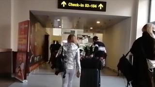 Cei care pleacă în Olanda se testează pentru COVID la un centru aflat la aproape un kilometru de aeroportul Otopeni, într-o parcare