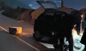 Mașină strivită de o bucată de stâncă, la Buzău. Patru tineri, la un pas de tragedie