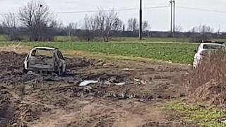 Bărbat de 42 de ani, cunoscut cu probleme psihice, găsit carbonizat într-un Renault Megane, pe un câmp din Timiș