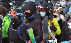 Românii s-au înghesuit din nou să ajungă pe pârtii, iar amenzile au pălit în faţa distracţiei